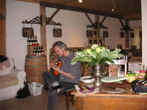 Marcus Neuert, Gitarre spielend.