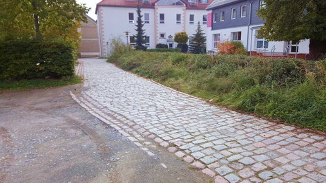 So sah es noch vor ein paar Wochen aus. Eine Hecke befand sich dort wo nun ein Fußweg für mehr Sicherheit sorgt.