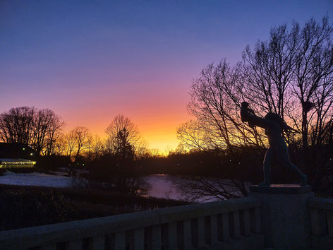 Sonnenuntergang im Frognerpark, mit Figuren von Gustav Vigeland