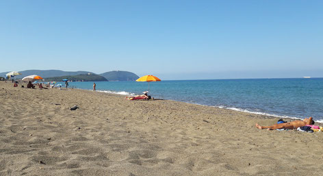 Un tratto della spiaggia con vista sull'Elba