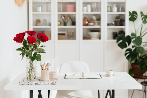 Bureau avec roses rouges