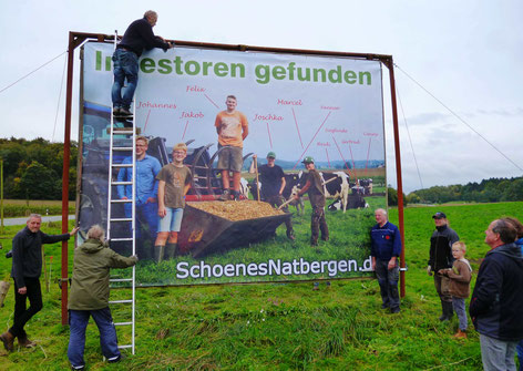 Großplakat wird befestigt