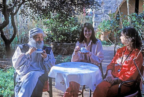 Osho with Shunyo and Anando, 1986, after leaving Rajneeshpuram