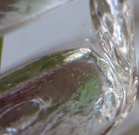 花瓶のガラスと水と光とその屈折と反射などの模様。魅入ってしまいました。