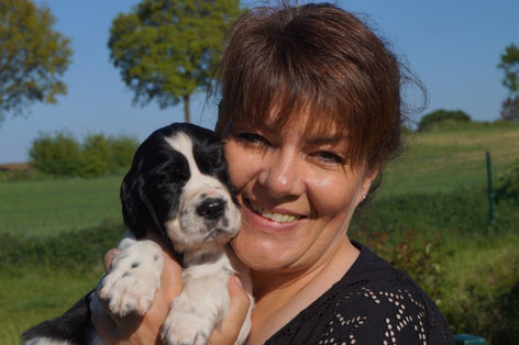 Claudia with a puppy, Photo: Ulf F. Baumann