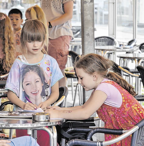 Die Frage nach der Lieblingseissorte bewegt die Nachwuchsreporter besonders. Antworten bekommen sie an der Quelle im Eiscafé. Foto: D. Müller