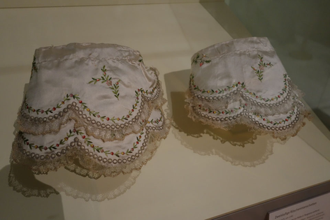 Engageants einer Robe à l'Anglaise, Bayrisches Landesmuseum. Mode des Rokoko. Foto: Epochs of Fashion