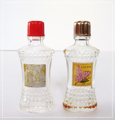 LIF PARFUMS  : 2 MINIATURES ANCIENNES, DONT LILAS. LA PREMIERE MINIATURE POSSEDE UNE ETIQUETTE PASSEE