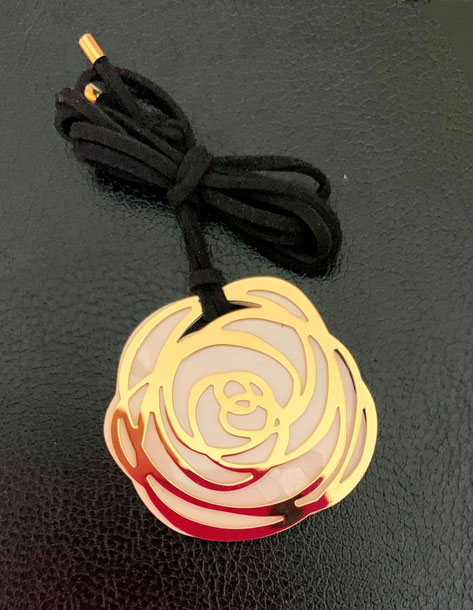DIOR  - CERAMIQUE DANS UNE ROSE : PENDENTIF AVEC CORDON NOIR