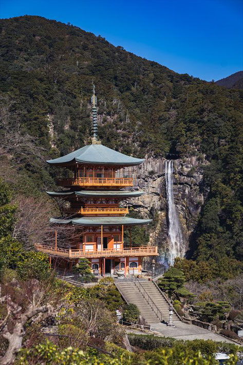 那智山三重塔と滝