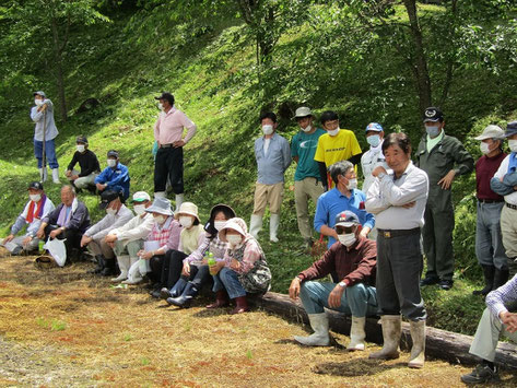 曽慶第２区研修会館脇のグラウンドで開催した防災訓練を見つめる住民(令和３年６月)