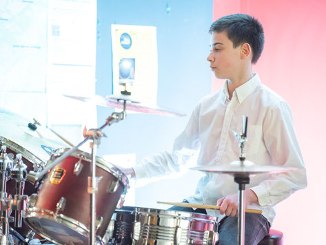 Ecole de musique EMC à Crolles - Grésivaudan : pratique en orchestre des percussions, lors d'un concert.