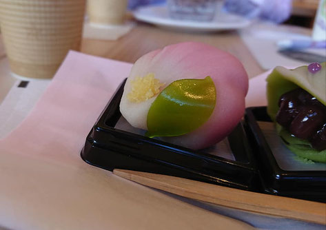 講座で頂いた山茶花と紫式部。カフェオレも頂きました。ご馳走様でした。
