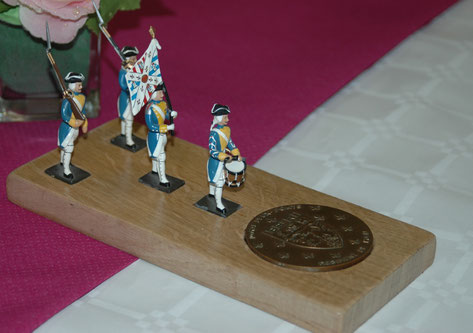 Oeuvre contemporaine d'Yvan GOURDIN. Médaille d'honneur du 99e RI avec garde au drapeau et tambour du Royal Deux-Ponts.