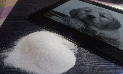 サンドブラスト彫刻に使うセラミック製の細かい砂。この砂で写真彫刻等繊細な彫刻を施します