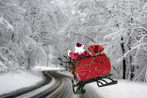 Weihnachtsmann auf verschneiter Straße