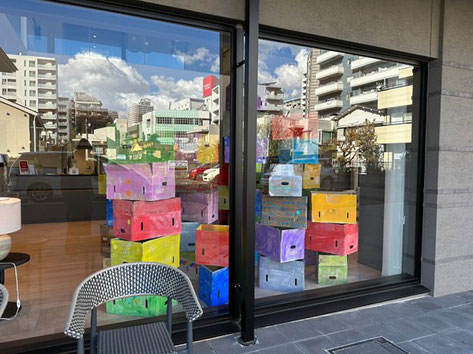 チャーム府中番場エントランス内のtheartfuchu小林大悟の作品展示の様子