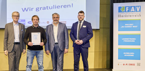 Offizielles Abschlussfoto mit Urkunde