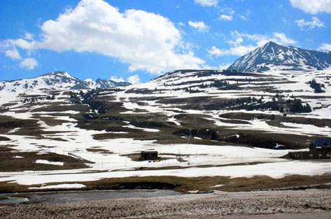 El Pla de Beret és la major altiplanície de tot el Pirineu, s’hi troba el naixement de dos rius: el Noguera-Pallaresa i la Garona. Té un paper mitològic molt important en la cultura aranesa. Conté restes arqueològiques d’antics pobladors nòmades i cosntit