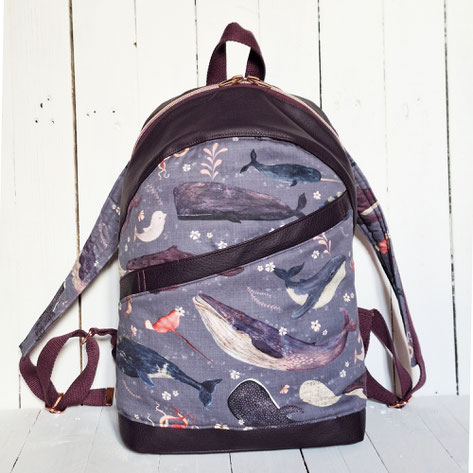 sac à dos femme en faux cuir aubergine, tissu parme avec des baleines,cadeau femme original et pratique