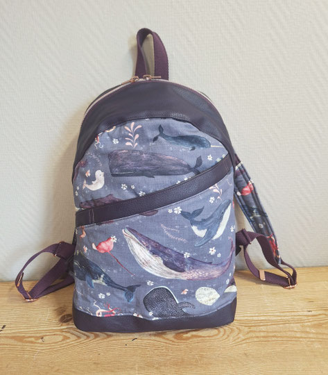 sac à dos femme en faux cuir aubergine, tissu parme avec des baleines,cadeau femme original et pratique