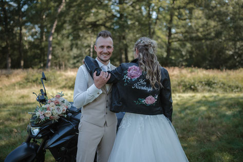 stoer b iker jack beschilderd met mrs en naam en rozen.