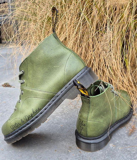 persoonlijke details op bruidegom schoenen dr. martens