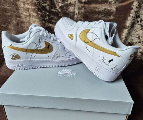 beschilderde nike sneakers voor bruidegom groom