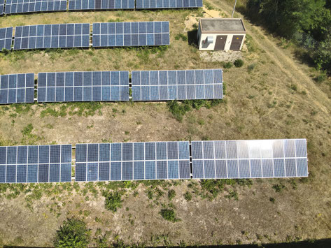 Drohnenaufnahme eines Solarparks mit mehreren Photovoltaik-Modulreihen und Trafostation zur Dokumentation und Zuordnung thermografischer Auffälligkeiten.