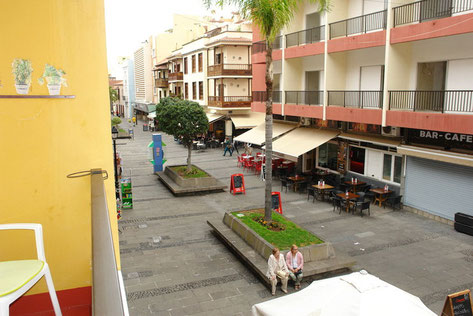 Straßenansicht vom Balkon der Wohnung.