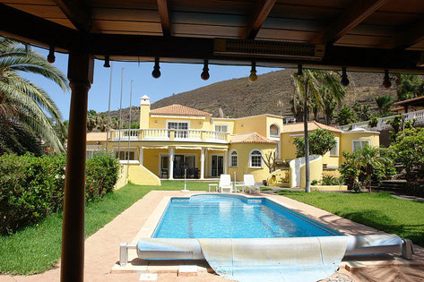 Bilck auf die Villa mit Pool im Vordergrund und Berg im Hintergrund.