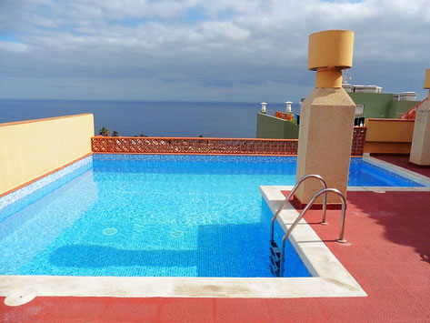 Pool in Form eines L auf dem Dach vom Haus mit Meerblick.