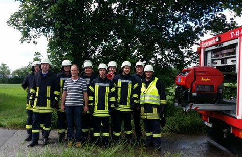 Die Freiwillige Feuerwehr Borstel. Hintere Reihe v.l.n.r.: Thore Borzio, Lutz von Geisberg, Walther Hadeler, Mark Steffens, Ulrich Badde ; vordere reihe v.l.n.r.: Alexander Clausen, Robert Gerwien, Johannes Gerwien, Hendrik Kohn, Joachim Rathjen