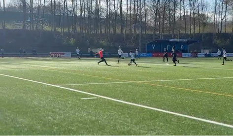 Rojhat Haweri im 1gg1 gegen den Torwart des VfK Iserlohns