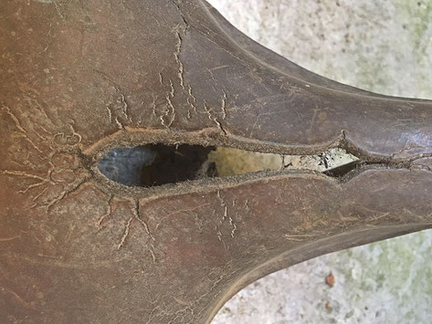 Verhärtetes und brüchiges Leder an der Decke eines historischen Fahrradsattels