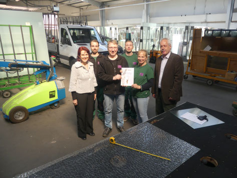 Botschafterin der Oskar-Patzelt-Stiftung Amanda Pur und Eberhard Gottschlich von der Wirtschaftsförderung Uelzen gratulierten dem Team von Heideglas Uelzen. 