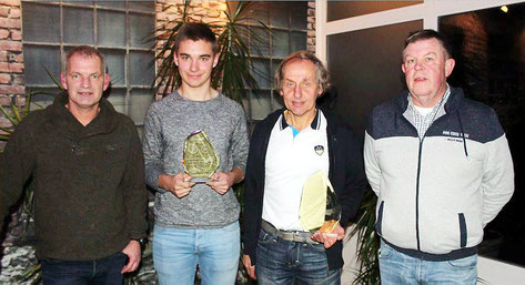 Ehrung zum Schiedsrichter des Jahres 2017, v.l. Oliver Günther, Jungschiedsrichter Dennis Martens, Klaus Zornig und Jürgen Kuhr