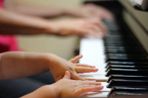 Mädchen nimmt Klavierunterricht in München Maxvorstadt