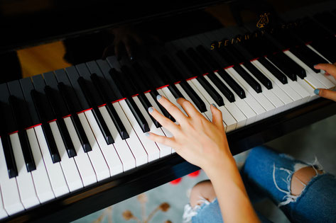 Mädchen nimmt Klavierunterricht in München Großhadern - Hadern