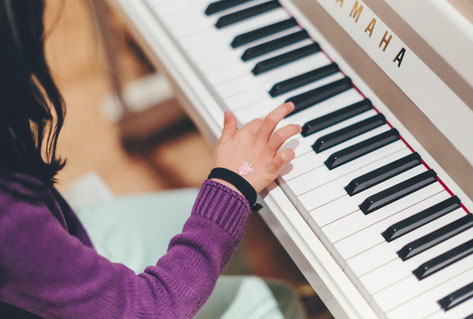Mädchen nimmt Klavierunterricht in München Schwabing-West