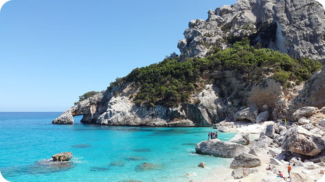 immagine spiaggia Sardegna con scogli e mare cristallino 