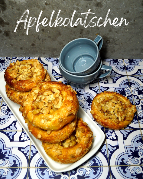 Hefegebäck mit Apfelfüllung und Streuseln