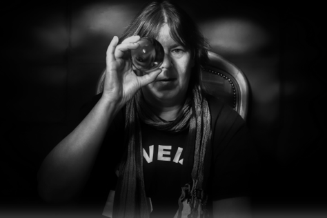 portrait-mit-einer-glaskugel
