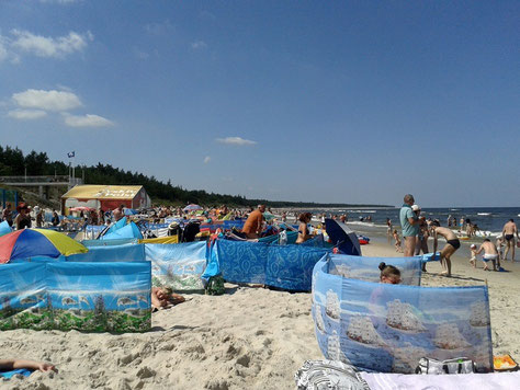 Plaża w Grzybowie z widokiem na taras widokowy.