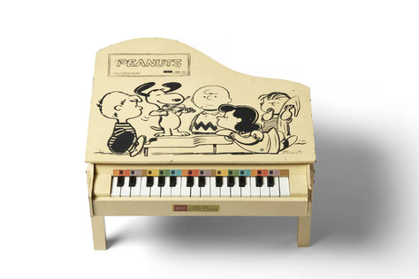 おもちゃのピアノ1960年代© Peanuts Worldwide LLC