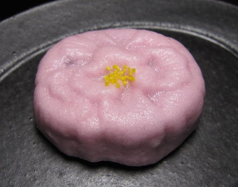 和菓子で作られた牡丹の花です、食べれますが、飾り物が良いと思います a7d307aa1a2b41bb3e5e7ad671efe4