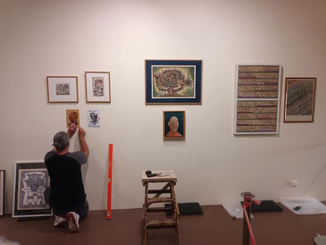iNSTALLATION DES OEUVRES DE MA COLLECTION SUR LES CIMAISES DU MANAS