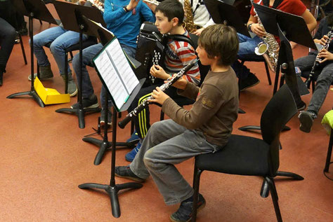 Ecole de musique EMC à Crolles - Grésivaudan : jeune musicien jouant du hautbois lors d'un concert en orchestre.