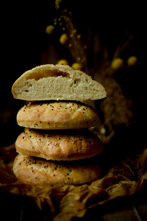 Fladenbrot, Brot, Backen, Bachstube, einfach backen, Weizenbrot, Schwarzkümmel, Sesam, Pita, Fladen