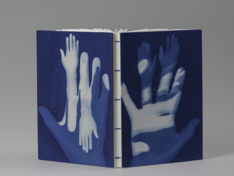 Stehendes Buch, Motiv mit verschiedene in Richtung zeigende Finger und Hände